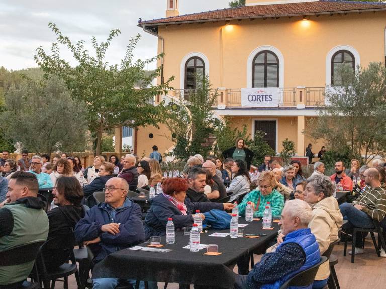 El recinto ferial permanecerá abierto durante todo el día, ofreciendo la oportunidad de degustar y adquirir quesos de toda España y diversos productos locales.