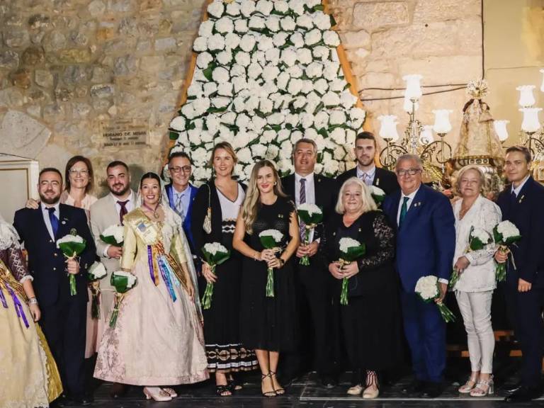 La Ofrenda a la Virgen de la Paciencia reúne a generaciones de reinas y damas en el 60 aniversario de su llegada a Oropesa del Mar.