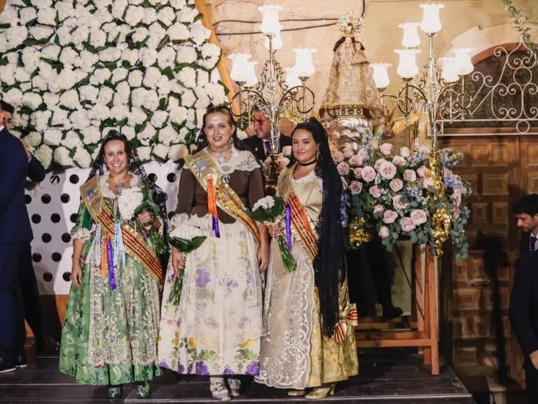 La Ofrenda a la Virgen de la Paciencia reúne a generaciones de reinas y damas en el 60 aniversario de su llegada a Oropesa del Mar.