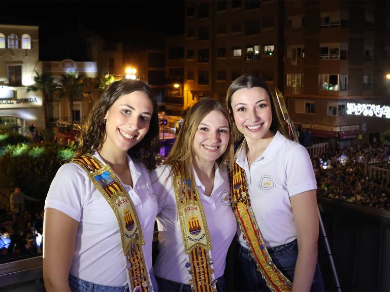 Al grito de ‘Sí, sí, sí; la Fira ja està ací!’ la reina y su corte de honor han inaugurado la semana más esperada por los ondenses