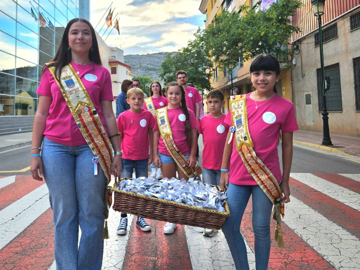 Oropesa del Mar bendice y reparte las tradicionales cintas de las fiestas