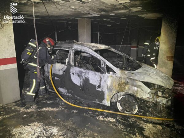 Pánico de madrugada en Moncofa por incendio en un parking