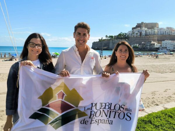 Peñíscola iza la bandera para celebrar el Día Nacional de los Pueblos más Bonitos de España