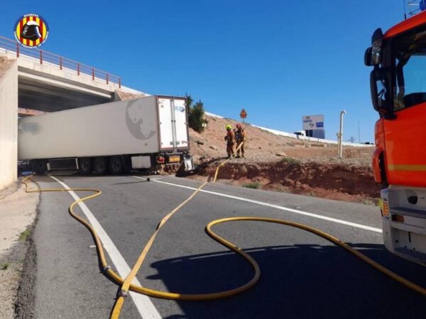 Salvan la vida de un camionero accidentado que multiplicaba por 10 la tasa de alcoholemia