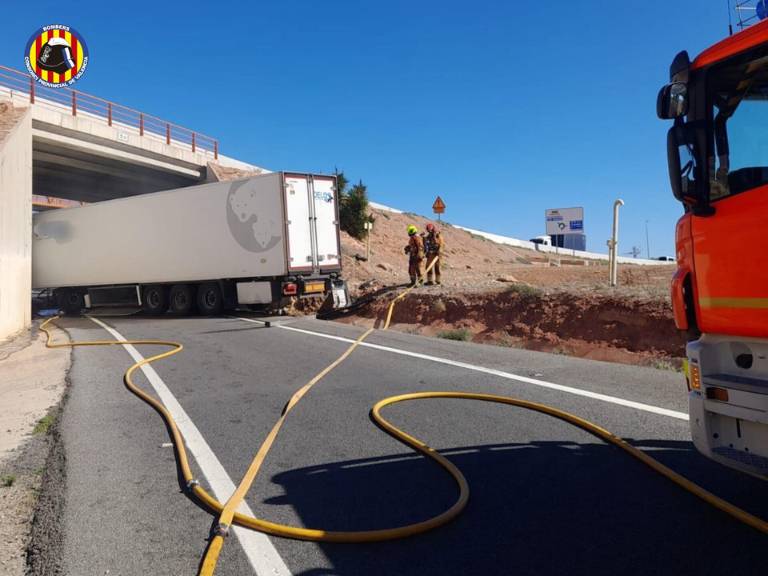 El camión se incendió tras el choque, y los bomberos extinguieron el fuego, además de controlar una fuga de gasóleo.