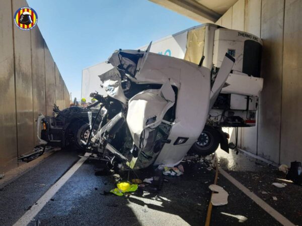 Un camionero resulta herido al chocar con un puente en la A-7