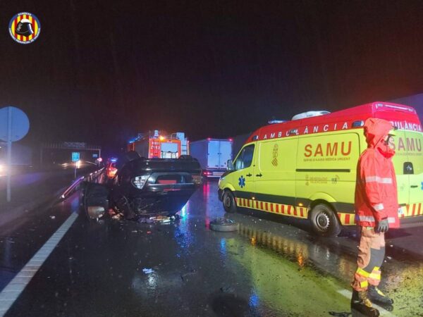 Un coche vuelca por la intensa lluvia en la A-7