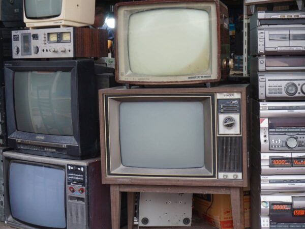 Un empleado de un punto limpio encuentra 50.000 euros en un televisor antiguo