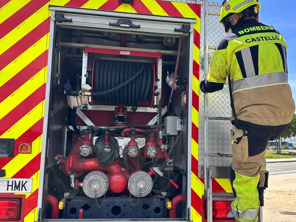 Evacuados alumnos y docentes del colegio El Pinar del Grao de Castellón por un incendio