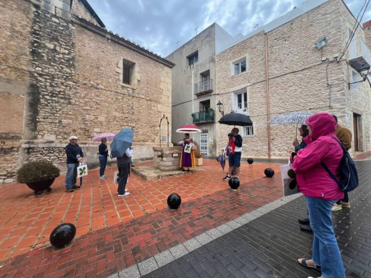 Una ruta teatralizada descubre el patrimonio de Càlig por el 9 de Octubre