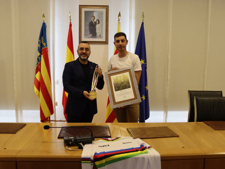 Vila-real reconoce a Sebastián Mora Vedrí con la Medalla de Oro de la ciudad tras su segundo campeonato mundial.