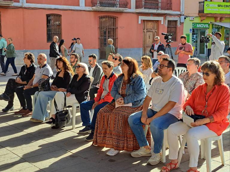 La feria contará con más de 25 stands de librerías, editoriales y asociaciones, donde se ofrecerá una amplia variedad de títulos y actividades para todas las edades.