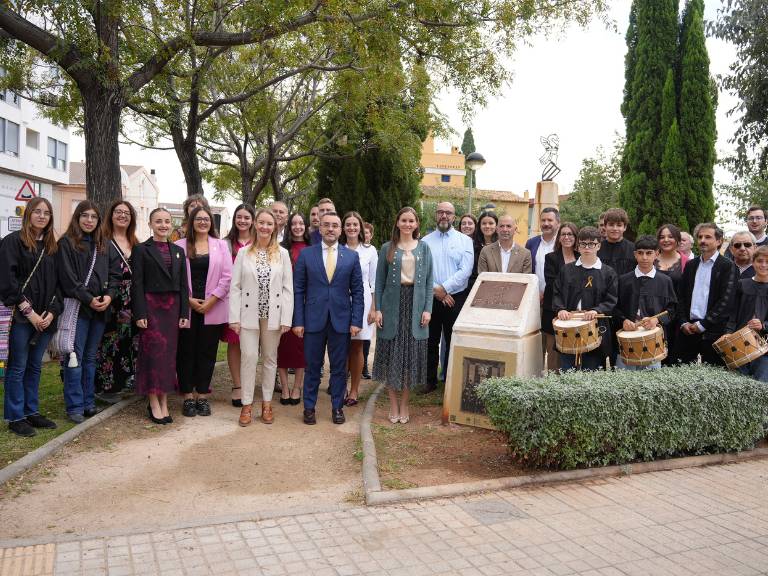 La conmemoración, marcada por la presencia de las banderas oficiales y el himno de la Comunitat Valenciana, reunió a los asistentes en un ambiente de celebración y orgullo.