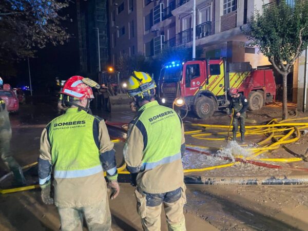 Decenas de Bomberos de Castellón en acción por la emergencia en Valencia