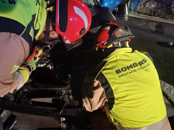 Accidente de tráfico en La Pobla Tornesa: Vehículo cae a un terraplén