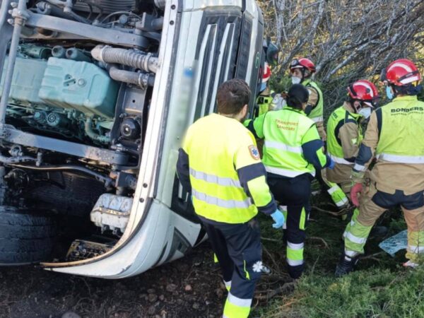 Accidente grave en la AP-7 a la altura de Vinaròs al volcar un camión