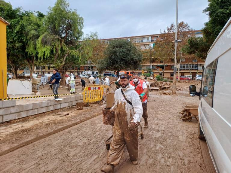 A este compromiso se une el despliegue de agentes voluntarios de la Policía Local, quienes ya están prestando su colaboración en Aldaia.