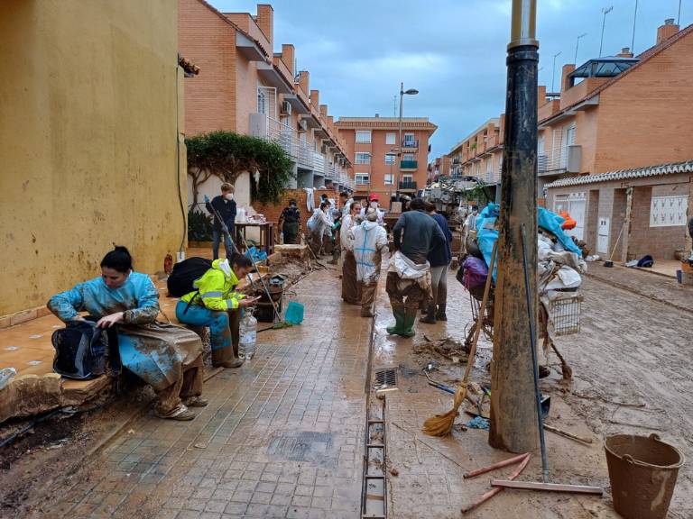 A este compromiso se une el despliegue de agentes voluntarios de la Policía Local, quienes ya están prestando su colaboración en Aldaia.