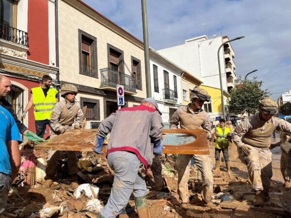 Ayuntamientos establecen puntos de recogida de basuras, reparto de alimentos y líneas de bus