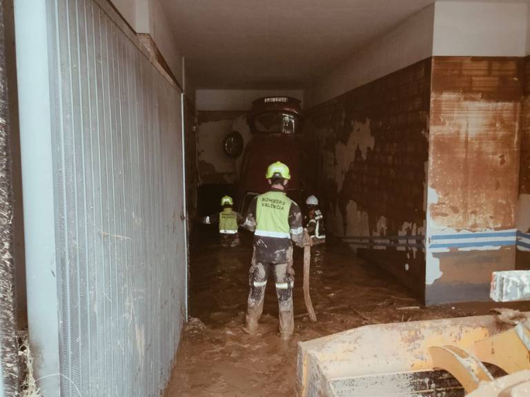 Los bomberos voluntarios de 'Bombers pel Món' se enfrentan a situaciones "dantescas", rescatando heridos seis días después de la catástrofe, la cual lamentan por la "falta de prevención y alertas a tiempo".