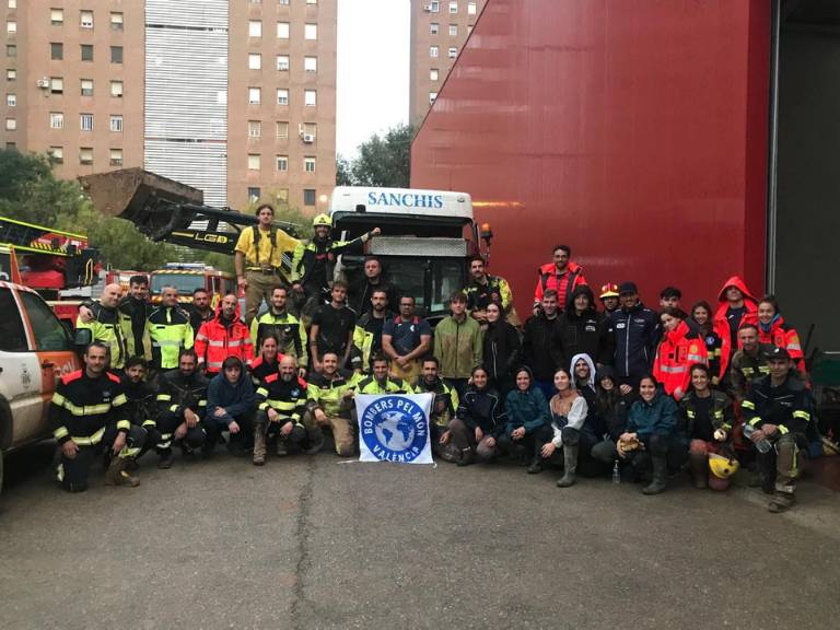 Los bomberos voluntarios de 'Bombers pel Món' se enfrentan a situaciones "dantescas", rescatando heridos seis días después de la catástrofe, la cual lamentan por la "falta de prevención y alertas a tiempo".