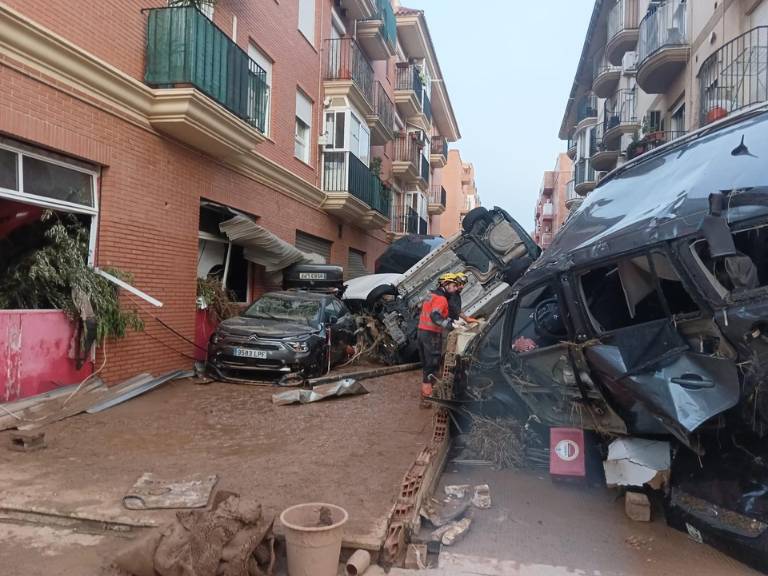 Los bomberos voluntarios de 'Bombers pel Món' se enfrentan a situaciones "dantescas", rescatando heridos seis días después de la catástrofe, la cual lamentan por la "falta de prevención y alertas a tiempo".