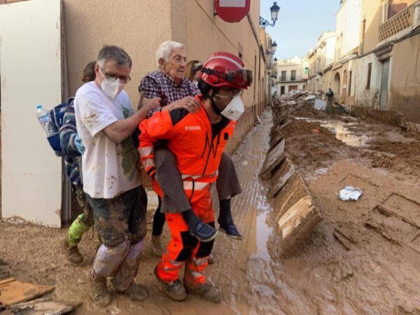 Bomberos voluntarios ante «la calamidad» del paso de la DANA en Valencia