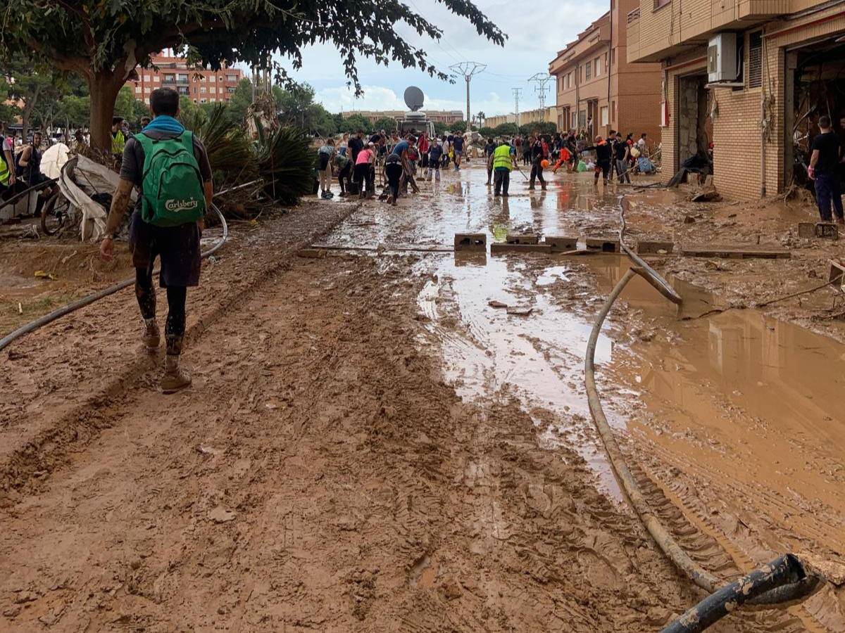 Los bomberos voluntarios de 'Bombers pel Món' se enfrentan a situaciones "dantescas", rescatando heridos seis días después de la catástrofe, la cual lamentan por la "falta de prevención y alertas a tiempo".