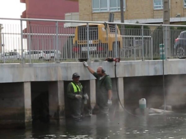 Demolición de pilares no estructurales en la pasarela del Clot de la Mare de Déu