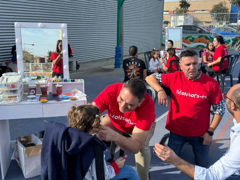 El Ayuntamiento de la Plana Baixa, junto a asociaciones juveniles y Monitors, creó un espacio de esparcimiento con juegos y actividades para ayudar a las familias a retomar la normalidad.