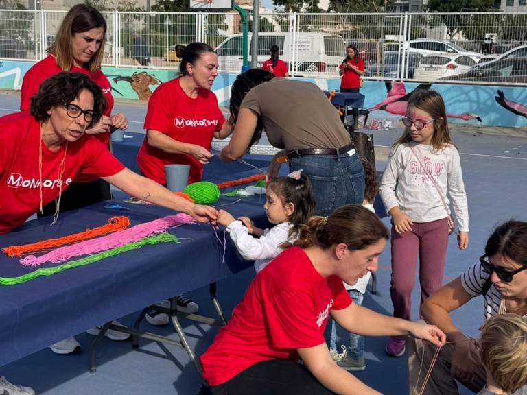 El Ayuntamiento de la Plana Baixa, junto a asociaciones juveniles y Monitors, creó un espacio de esparcimiento con juegos y actividades para ayudar a las familias a retomar la normalidad.