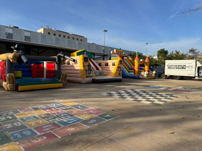 El Ayuntamiento de la Plana Baixa, junto a asociaciones juveniles y Monitors, creó un espacio de esparcimiento con juegos y actividades para ayudar a las familias a retomar la normalidad.