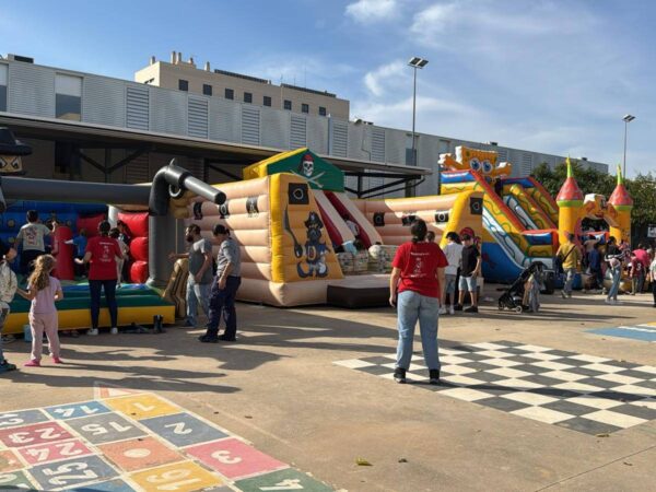 Burriana monta un parque infantil en Albal para niños afectados por la DANA