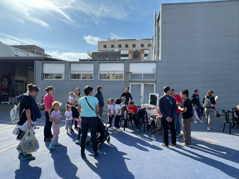 El Ayuntamiento de la Plana Baixa, junto a asociaciones juveniles y Monitors, creó un espacio de esparcimiento con juegos y actividades para ayudar a las familias a retomar la normalidad.