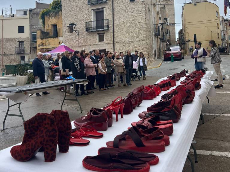 Desenes de veïns i veïnes han participat en els actes organitzats des de la Regidoria d’Igualtat amb un homenatge especial a les 40 dones i vuit menors assassinats aquest any.