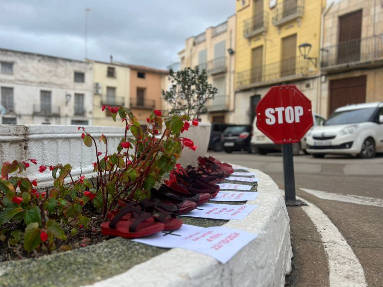 Desenes de veïns i veïnes han participat en els actes organitzats des de la Regidoria d’Igualtat amb un homenatge especial a les 40 dones i vuit menors assassinats aquest any.