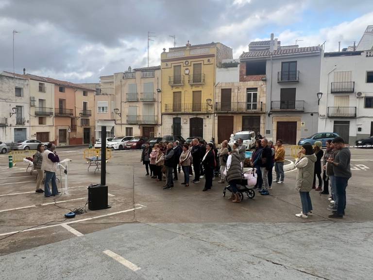 Desenes de veïns i veïnes han participat en els actes organitzats des de la Regidoria d’Igualtat amb un homenatge especial a les 40 dones i vuit menors assassinats aquest any.