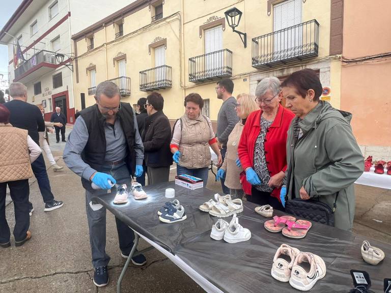 Desenes de veïns i veïnes han participat en els actes organitzats des de la Regidoria d’Igualtat amb un homenatge especial a les 40 dones i vuit menors assassinats aquest any.