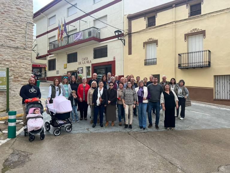 Desenes de veïns i veïnes han participat en els actes organitzats des de la Regidoria d’Igualtat amb un homenatge especial a les 40 dones i vuit menors assassinats aquest any.