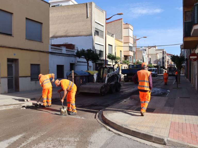 Las labores de adecuación también abarcan la mejora de los caminos rurales, en colaboración con los municipios vecinos.