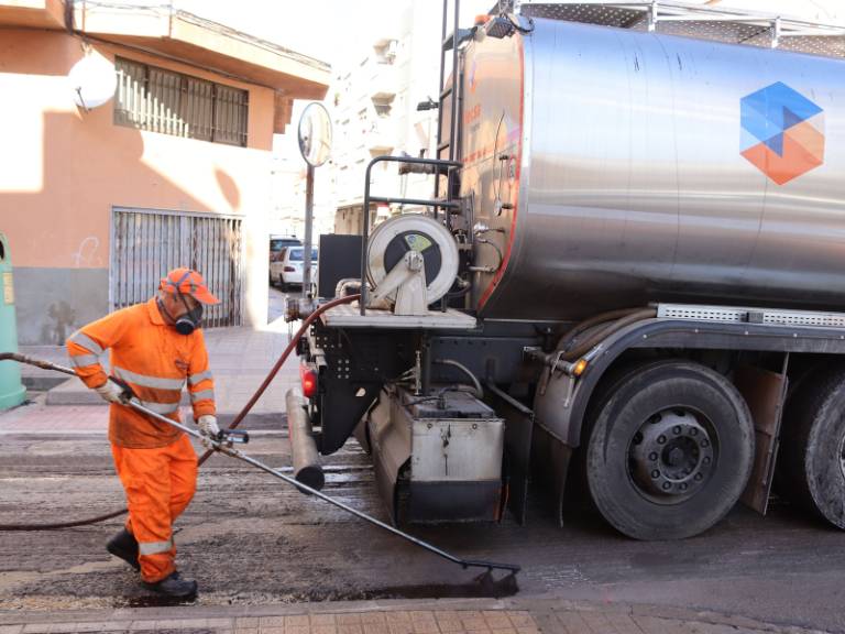 Las labores de adecuación también abarcan la mejora de los caminos rurales, en colaboración con los municipios vecinos.