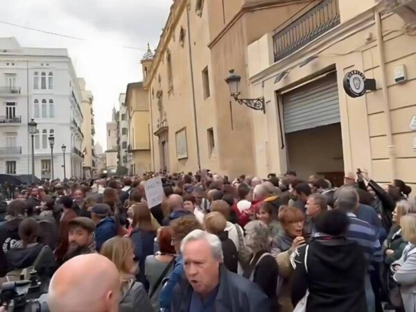 Cientos de personas se manifiestan en Les Corts exigiendo la dimisión de Mazón