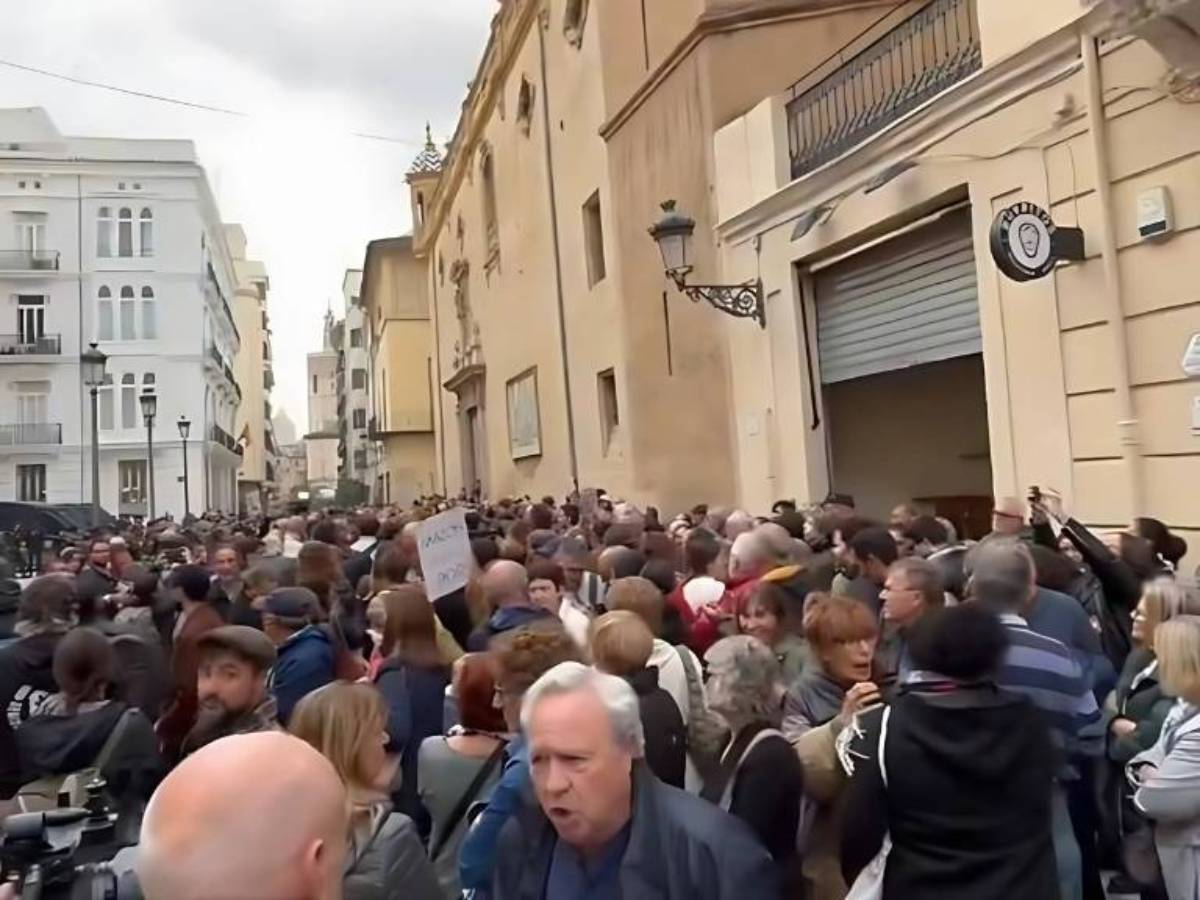 Cientos de personas se manifiestan en Les Corts exigiendo la dimisión de Mazón