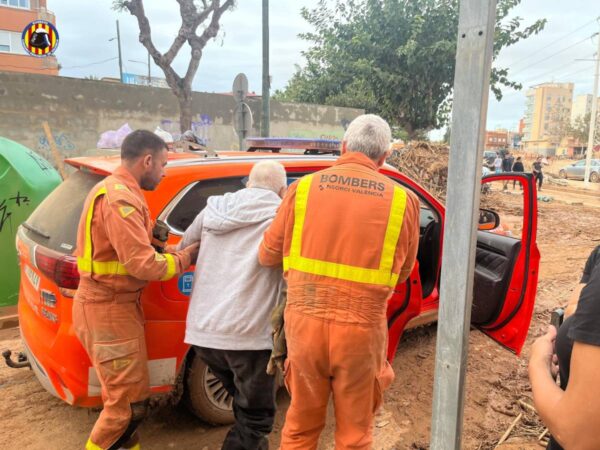 Colapso en accesos a zonas DANA: Emergencias pide no acudir a ayudar en coche