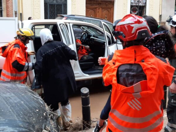 Desalojan un edificio en Catarroja por peligro de derrumbe tras la DANA