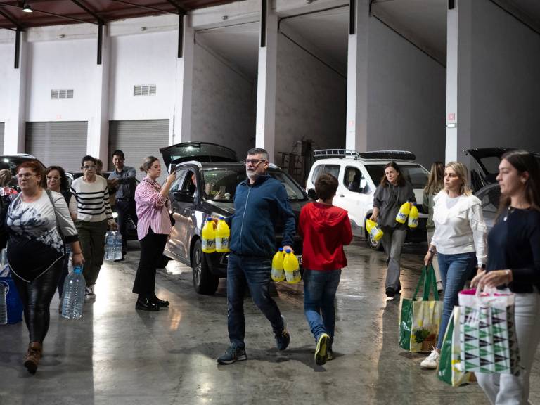 Entre los productos más solicitados se encuentran agua, leche, embutidos, pan, pan de molde, latas de atún, productos de higiene personal y del hogar, pañales y compresas.