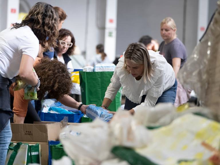 Entre los productos más solicitados se encuentran agua, leche, embutidos, pan, pan de molde, latas de atún, productos de higiene personal y del hogar, pañales y compresas.