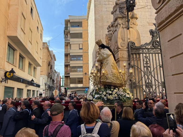 Tras la eucaristía en la Iglesia Arxiprestal de Vila-real, tuvo lugar una emotiva procesión de la imagen peregrina de la Mare de Déu dels Desemparats.