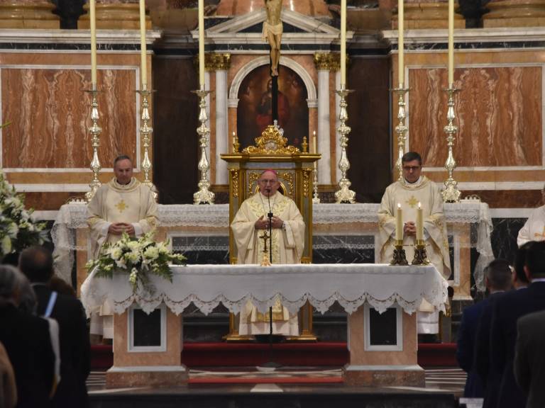 Tras la eucaristía en la Iglesia Arxiprestal de Vila-real, tuvo lugar una emotiva procesión de la imagen peregrina de la Mare de Déu dels Desemparats.