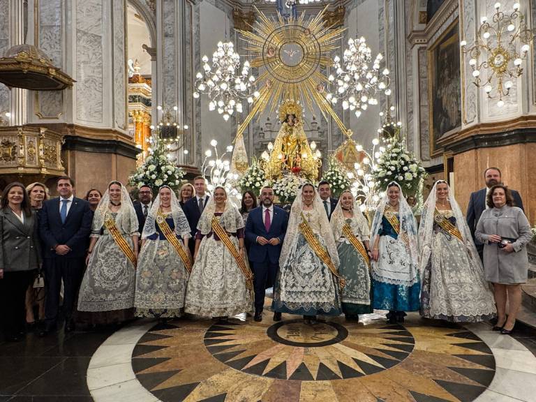 Tras la eucaristía en la Iglesia Arxiprestal de Vila-real, tuvo lugar una emotiva procesión de la imagen peregrina de la Mare de Déu dels Desemparats.